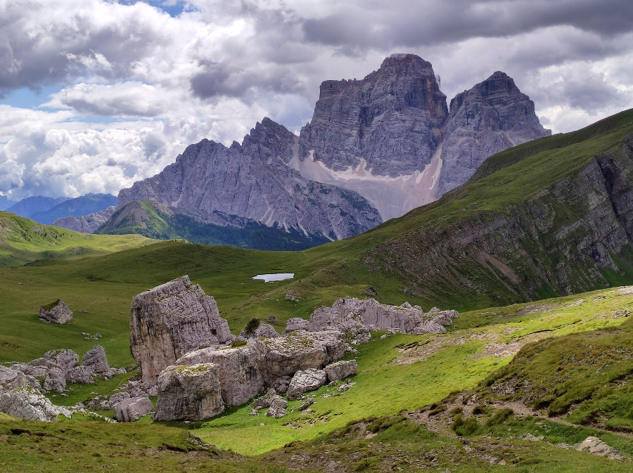 escursione al lago delle baste da passo giau